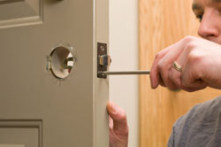 Locksmith Brixton repiar door lock